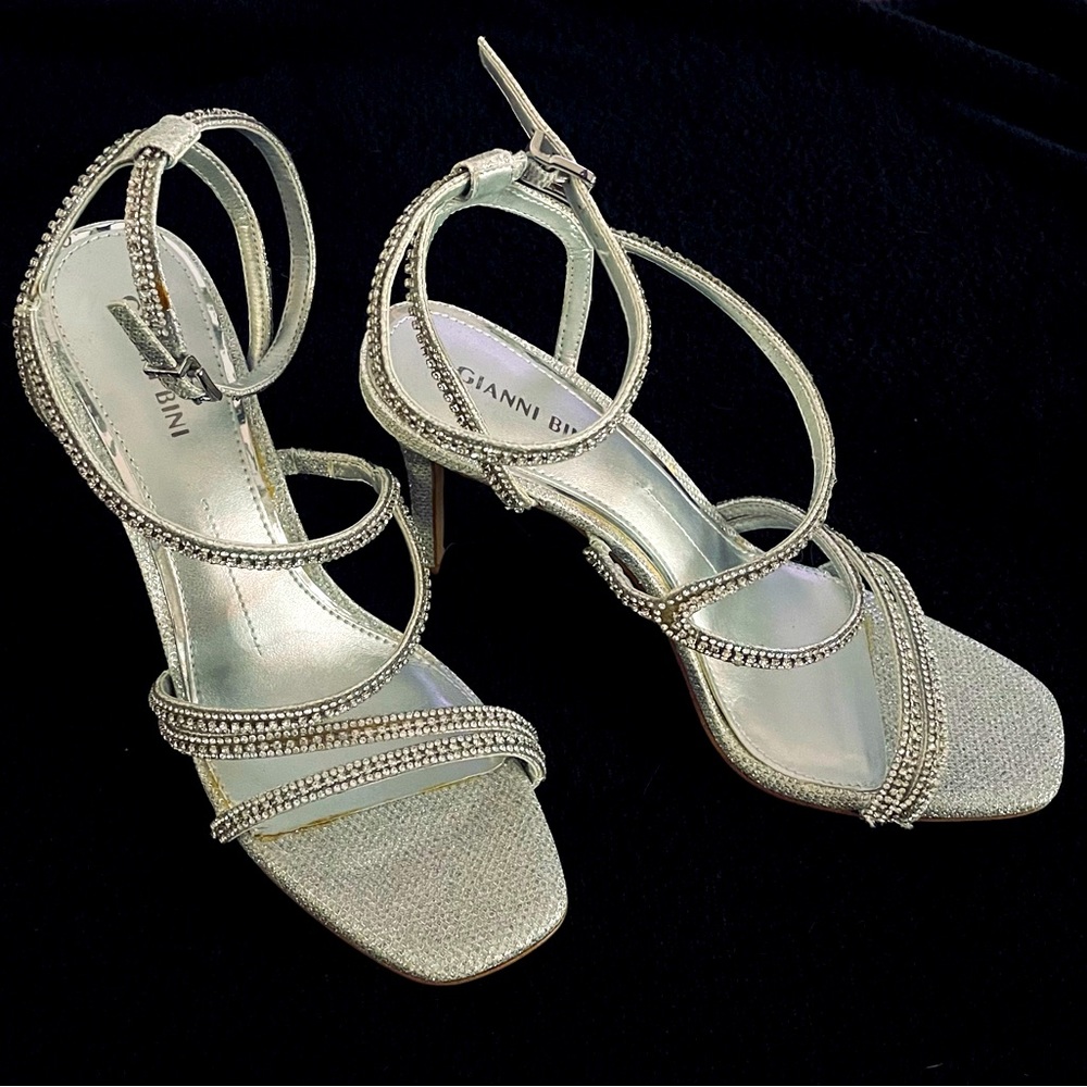 Gianni Bini Rhinestone silver heals 8M never worn